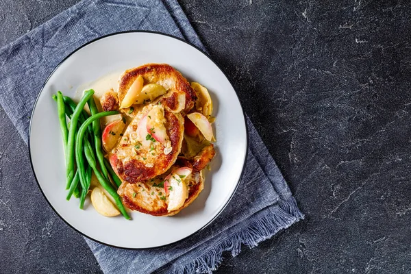 Maçã Cider Glazed Pork Chops Com Feijão Verde Fatias Maçã — Fotografia de Stock