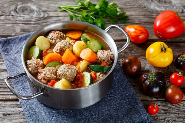 Sopa Albondigas Supă Carne Cartofi Morcovi Roșii Dovlecei Într Oală — Fotografie, imagine de stoc