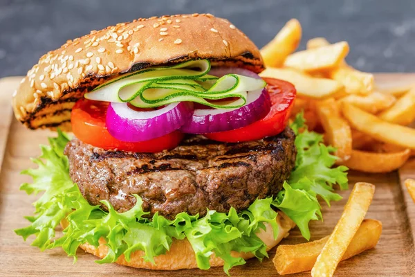 Hambúrguer Grelhado Suculento Com Alface Tomate Cebola Vermelha Pão Batatas — Fotografia de Stock