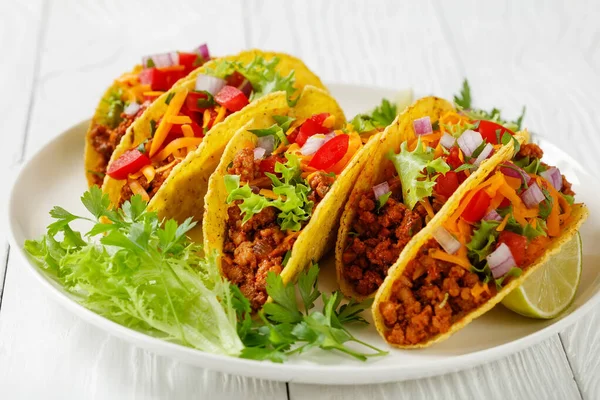 Hackfleisch Tacos Mit Geschreddertem Cheddar Käse Frischem Salat Tomaten Zwiebeln — Stockfoto