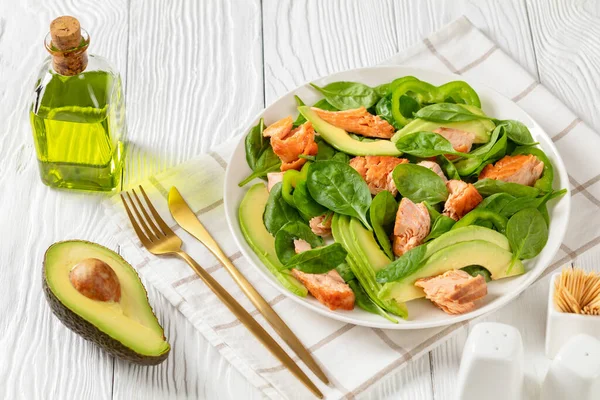 Salmón Espinaca Aguacate Ensalada Pimiento Verde Plato Blanco Con Tenedor —  Fotos de Stock