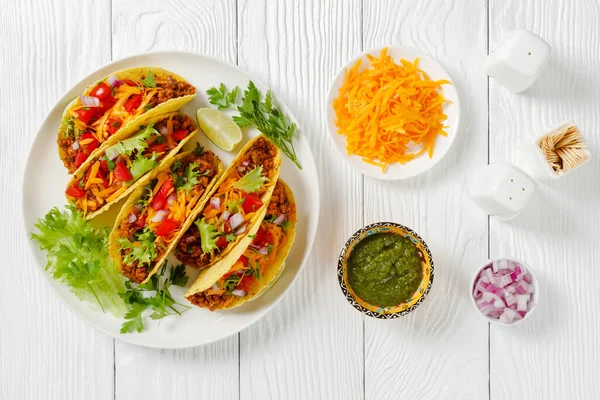 Tacos Carne Molida Con Queso Cheddar Rallado Salsa Verde Lechuga —  Fotos de Stock