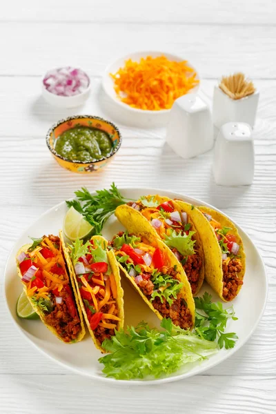 Gemahlenes Rindfleisch Tacos Mit Geschreddertem Cheddar Käse Grüne Salsa Verde — Stockfoto