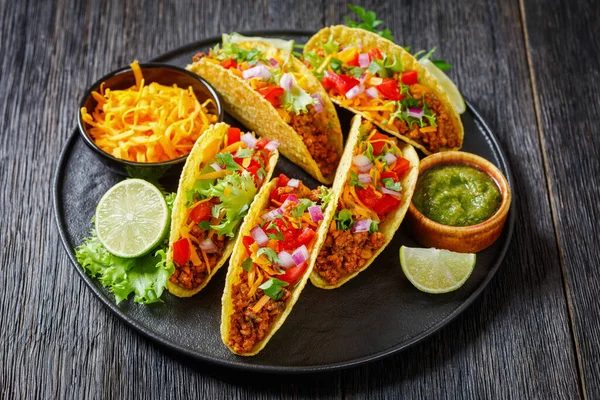 Mleté Hovězí Tacos Strouhaným Sýrem Omáčkou Zelené Salsy Verde Čerstvým — Stock fotografie