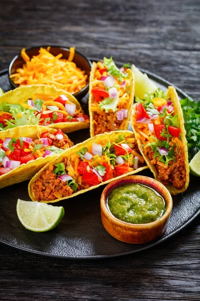 Hackfleisch Tacos Mit Geschreddertem Käse Grüner Salsa Verde Sauce Frischem — Stockfoto