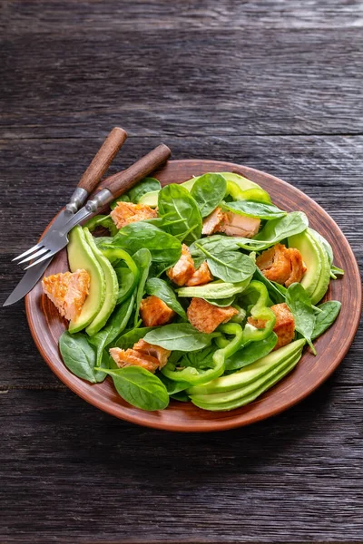 Salmão Espinafre Abacate Salada Pimenta Verde Uma Placa Rústica Marrom — Fotografia de Stock