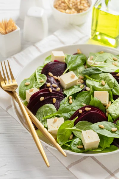 Gerösteter Rübensalat Mit Feta Würfeln Pinienkernen Und Spinat Auf Einem — Stockfoto