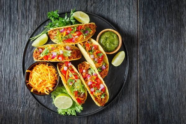Hackfleisch Tacos Mit Geschreddertem Käse Grüner Salsa Verde Sauce Frischem — Stockfoto