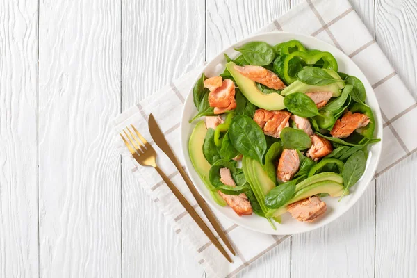 Zalm Spinavocado Groene Peper Salade Een Witte Plaat Met Gouden — Stockfoto