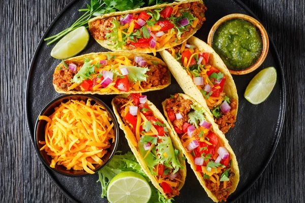 Tacos Carne Molida Con Queso Rallado Salsa Verde Salsa Verde —  Fotos de Stock