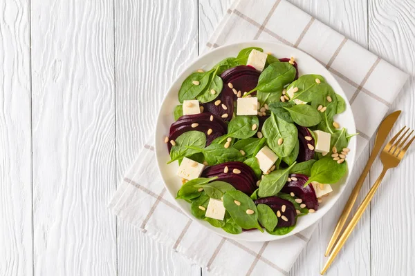 Gerösteter Rübensalat Mit Feta Würfeln Pinienkernen Und Spinat Auf Weißem — Stockfoto