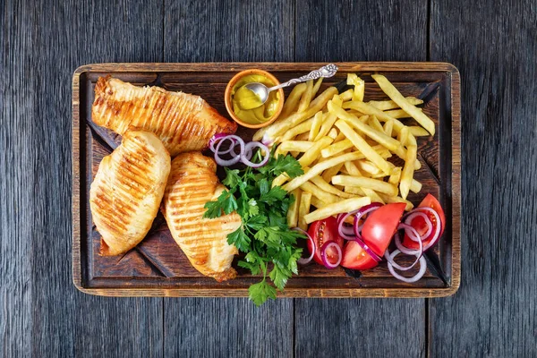 Grillade Kycklingbröst Med Pommes Frites Senap Och Grönsakssallad Rustik Träskiva — Stockfoto