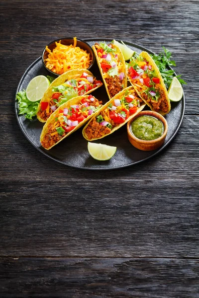 Gemahlenes Rindfleisch Tacos Mit Geschreddertem Käse Grüne Salsa Verde Sauce — Stockfoto