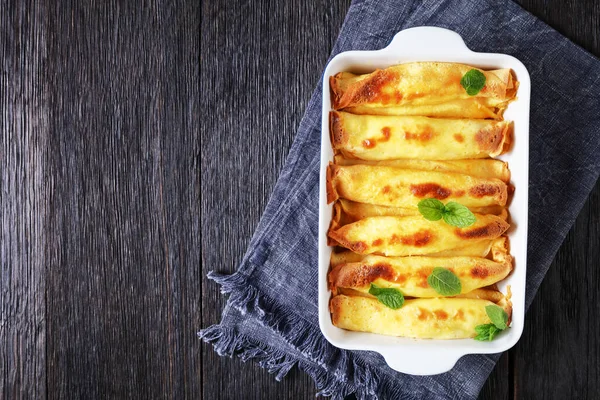 Blintz Enrolado Cheio Panquecas Queijo Cottage Adoçado Crepes Uma Assadeira — Fotografia de Stock