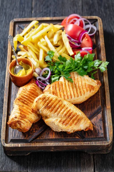 Grillade Kycklingbröst Med Pommes Frites Senap Och Grönsakssallad Rustik Träskiva — Stockfoto