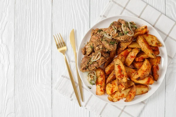 Kızarmış Domuz Omuzu Bifteği Kızarmış Patates Dilimleri Paprika Soslu Ahşap — Stok fotoğraf