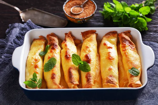 Blintz Enrolado Cheio Panquecas Queijo Cottage Adoçado Crepes Uma Assadeira — Fotografia de Stock