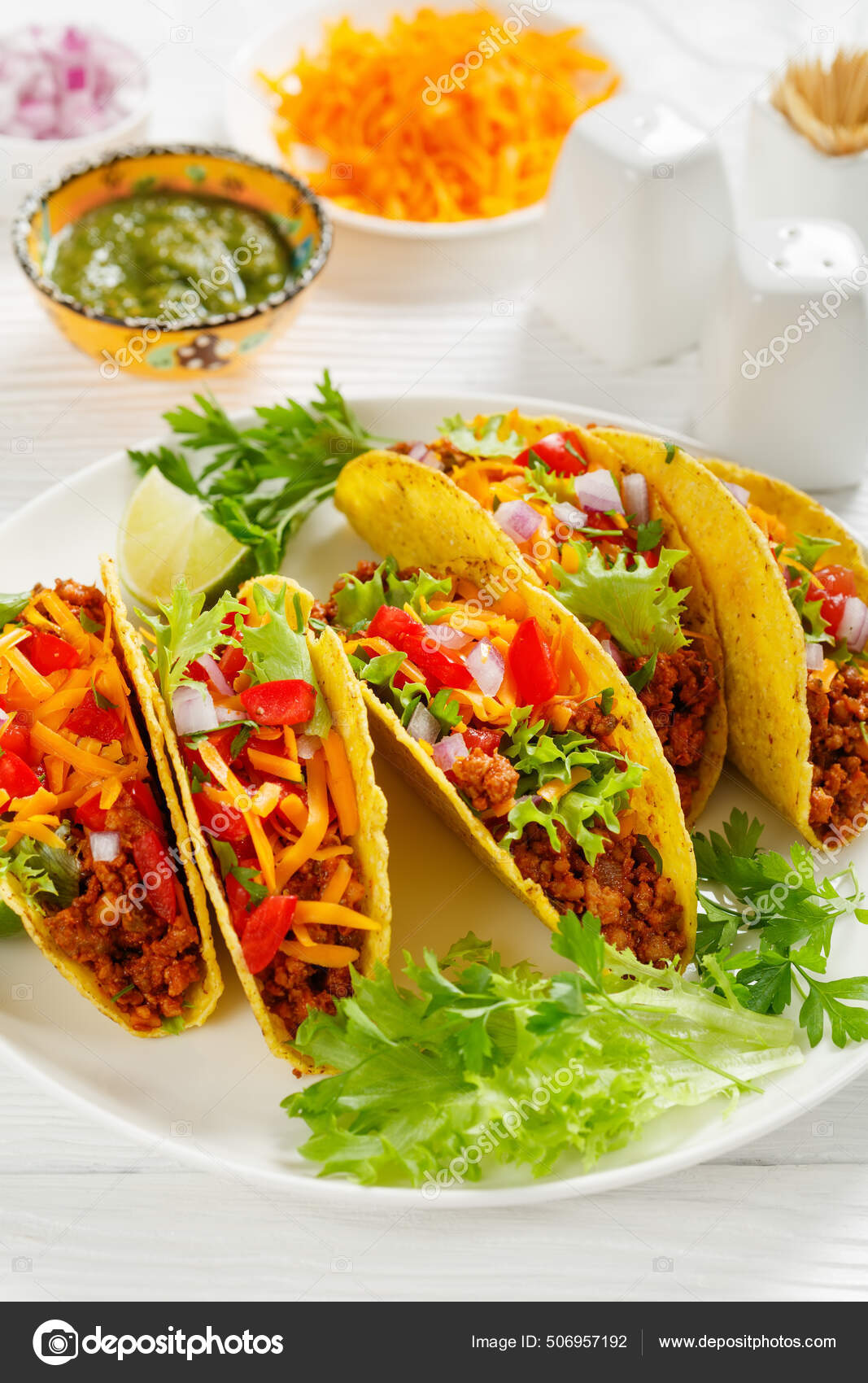 Tacos Carne Molida Con Queso Cheddar Rallado Salsa Verde Lechuga