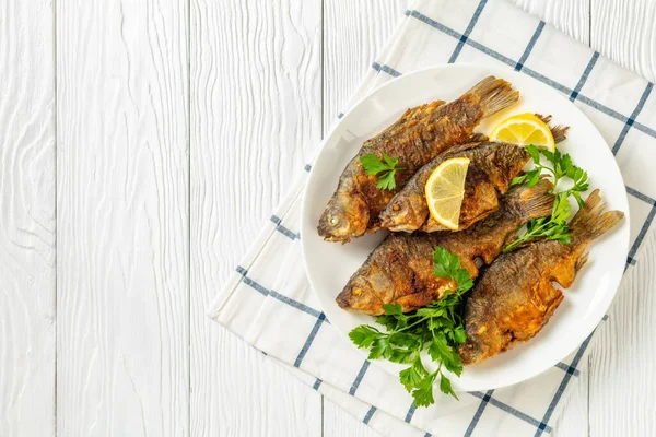 Carpas Crucis Fritas Con Corteza Crujiente Dorada Plato Blanco Con — Foto de Stock