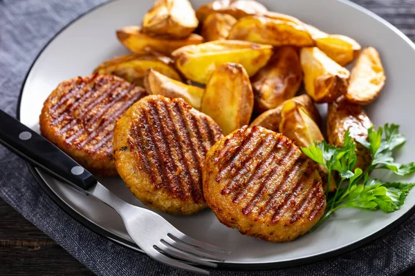 Izgara Balık Burgeri Fırında Patates Dilimleri Yakın Plan — Stok fotoğraf