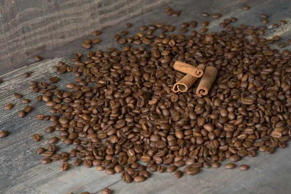 kahve çekirdekleri ile tarçın