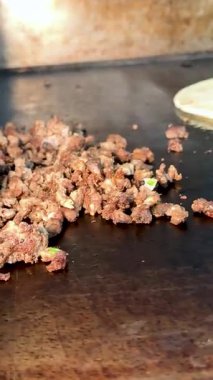 Kızarmış sucuk ve yumurta, tortilla yanında metal bir ızgarada pişiyor. Burrito hazırlıklarının bir parçası..