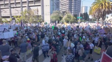 San Francisco, Kaliforniya, ABD; 10.18.2025: San Francisco 'daki No Kings mitinginde yapılan konuşmanın ortasında yakalanan kalabalık, sivil özgürlükleri savunan ve otoriter P' ye karşı çıkan konuşmacılara karşı dinleyip tepki veriyor.