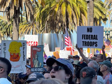 San Francisco, Kaliforniya ABD; 10.18.2025 Federal Polis Teşkilatı, Demokrasinin Kralları Yok ve karikatürleri gibi palmiye ağaçları ve Amerikan bayraklarını eleştiren yoğun bir kalabalık var..