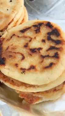 Görünür erimiş peynirle birlikte folyoda iki pişmiş pupa servis edilmeye ya da bir büfede paketlenmeye hazır..