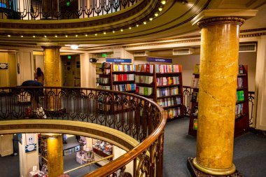 El Aão Büyük Görkemli Kitapçı. Mimarisinin iç görünümü. Buenos Aires, Arjantin.