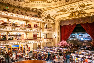 El Aão Büyük Görkemli Kitapçı. Mimarisinin iç görünümü. Buenos Aires, Arjantin.