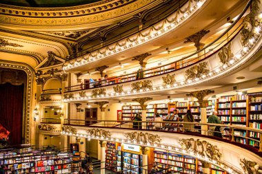 El Aão Büyük Görkemli Kitapçı. Mimarisinin iç görünümü. Buenos Aires, Arjantin.