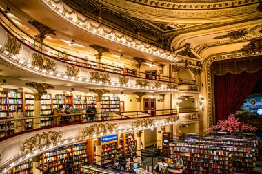 El Aão Büyük Görkemli Kitapçı. Mimarisinin iç görünümü. Buenos Aires, Arjantin.