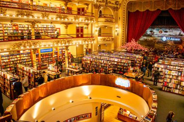 El Aão Büyük Görkemli Kitapçı. Mimarisinin iç görünümü. Buenos Aires, Arjantin.