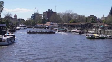 Tigre Nehri İstasyonu. Tigre, Buenos Aires, Arjantin. Katamaran, güneşli bir günde nehirde yelken açan yelkenliler ve tekneler..