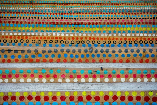 Färgglada cirklar målade på trä trappan — Stockfoto