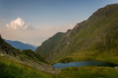 Göl Dağları ve küçük bir bulut
