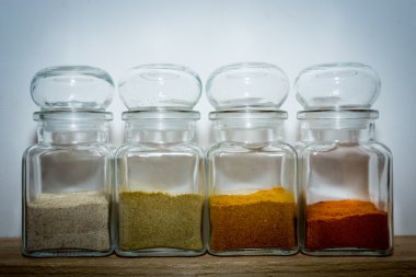 Beyaz sarı turuncu ve kırmızı malzemeler ahşap raf