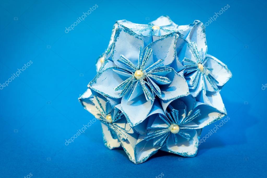 Blaue Origami Blume Ball Auf Blauem Hintergrund Stockfoto