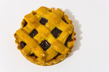 Vişneli tart, pasta yukarıda da görüleceği beyaz bir arka plan üzerinde