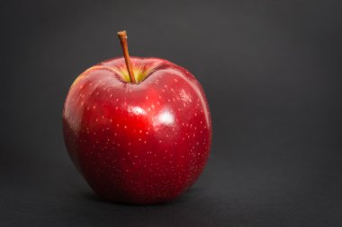 Siyah arkaplanda kırmızı elma