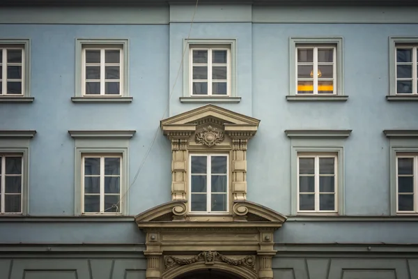 Windows w stary niebieski budynek mieszkalny w Warszawie — Zdjęcie stockowe