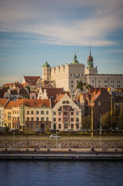 Ducal Kalesi ve kırmızı çatılar konut eski kentte, Szczecin, Polonya