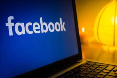 Szczecin, Polonya - Nisan 2016: Yeni facebook logo arka lambayı açık bir bilgisayar ekranında