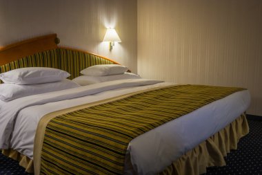 Otelde lambalı modern yatak odası