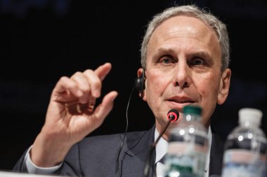 KIEV, UKRAINE - NOV 17, 2017: Amerikalı film yapımcısı David Lynch 'in basın toplantısı. Bob Roth gazetecilere konuştu.