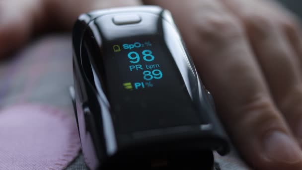 酸素飽和度の測定ヒトの指にパルス酸素濃度計を搭載した血液中のSpo2 — ストック動画