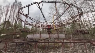 Çernobil sınırlama bölgesi. Pripyat. Terk edilmiş bir şehrin manzara zaman çizelgesi. Hayalet şehirdeki eğlence parkında terk edilmiş dönme dolap. Ukrayna Nisan 2021