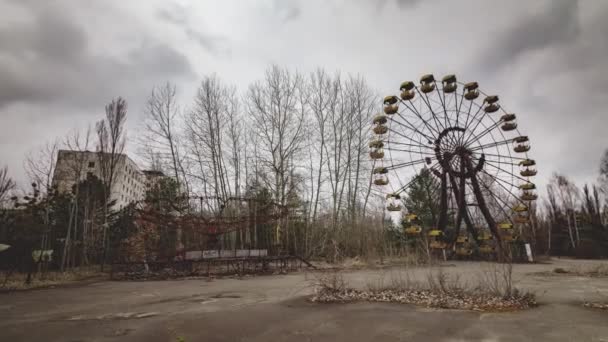 チェルノブイリの排除区域 プリピャット 放棄された都市の風景タイムラプス映像 ゴーストシティのアトラクションパークで放棄された観覧車 ウクライナ2021年4月 — ストック動画