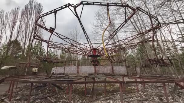 切尔诺贝利禁区 Pripyat 一个被遗弃的城市的景观时间片段 在鬼城的吸引人的公园里 被遗弃的摩天轮 2021年4月 — 图库视频影像
